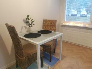 un tavolo bianco con due sedie e una finestra di Kaksio keskustan kupeessa a Jyväskylä