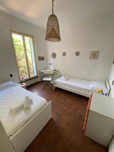 um quarto com uma cama e uma secretária em Casa Berizzi Mare - Arenzano Pineta em Arenzano