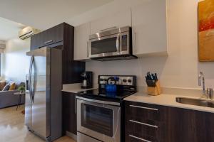 Cucina o angolo cottura di Roble Sabana 404 Luxury Apartment Adults Only - Reserva Conchal