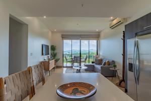 Area soggiorno di Roble Sabana 404 Luxury Apartment Adults Only - Reserva Conchal