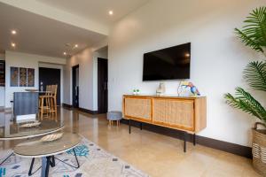TV o dispositivi per l'intrattenimento presso Roble Sabana 404 Luxury Apartment Adults Only - Reserva Conchal