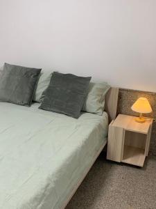 Postel nebo postele na pokoji v ubytování Marni BKK Hostel