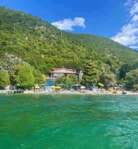 Blick auf den Strand mit Menschen auf dem Wasser in der Unterkunft Hotel Lagadin in Ohrid