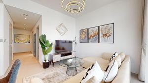 sala de estar con sofá y TV en Primestay - Joy Cluster, 3BR plus Maids, Arabian Ranches 3 en Dubái
