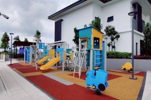 un parque infantil con equipamiento colorido frente a un edificio en H&W Sunway Onsen Suite Tambun Sunway City Ipoh, en Ipoh