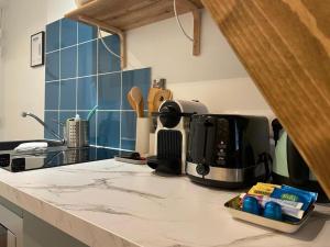 uma cozinha com uma bancada e comodidades para preparar café em merlin em Vannes