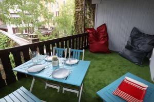 アヌシーにある55 m2 Apart with big terrace in Annecy downtownの青いテーブルと椅子付きのバルコニー