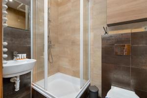 uma casa de banho com um chuveiro, um WC e um lavatório. em Beautiful Apartment Aleje Marcinkowskiego with Balcony by Renters em Poznań