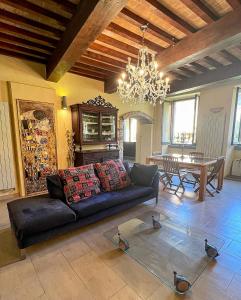uma sala de estar com um sofá e uma mesa em Palazzo Collesi em Città di Castello