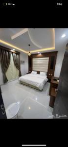 a large bedroom with a bed and a table at شقق برج السمو للشقق المفروشة in Najran