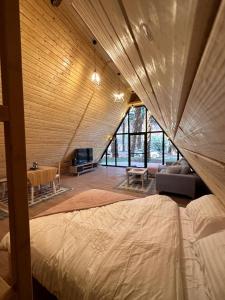 Postel nebo postele na pokoji v ubytování كوخ ساره الريفي