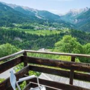 - Balcón de madera con vistas al valle en studio montagne en Les Orres