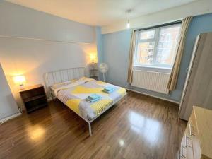 - une chambre avec un lit et du parquet dans l'établissement 2-bedroom Flat in Sydenham, à Forest Hill