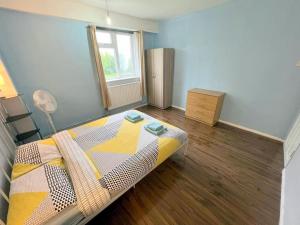 - une chambre avec un lit et une fenêtre dans l'établissement 2-bedroom Flat in Sydenham, à Forest Hill