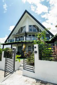 una casa con una puerta delante de ella en Jacobs Hill Tagaytay, en Tagaytay