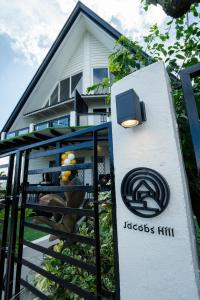 una casa con un osito de peluche sentado en las escaleras en Jacobs Hill Tagaytay, en Tagaytay