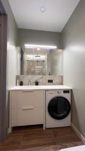 トゥクムスにあるThe SiXthのバスルーム(鏡付)の洗濯機