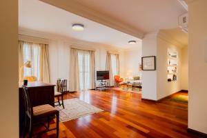 ein Wohnzimmer mit Massivholzboden und einem Tisch in der Unterkunft Amplio y luminoso-2D 2B-Triana in Sevilla