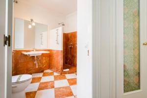 ein Bad mit einem WC und einem Waschbecken in der Unterkunft Amplio y luminoso-2D 2B-Triana in Sevilla