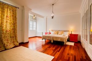 ein Wohnzimmer mit einem Bett, einem Sofa und einem Fenster in der Unterkunft Amplio y luminoso-2D 2B-Triana in Sevilla