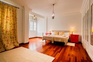 a living room with a bed and a couch and a window at Amplio y luminoso-2D 2B-Triana in Seville