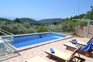 Villa Liogerma في بانورموس سكوبيلوز: مسبح مطل على الجبال