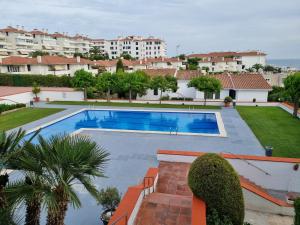 an image of a swimming pool in a villa at Sitges - Apartamento in Sitges