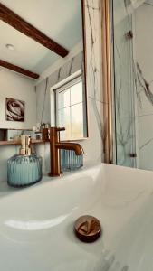 un baño con lavabo y ducha en Apartamenty Katowicka 38, en Świętochłowice 83 fotos más