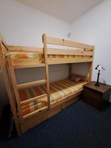 Divstāvu gulta vai divstāvu gultas numurā naktsmītnē Apartamento Pas de la Casa - 6 pax