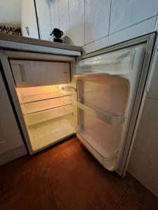 um frigorífico vazio com a porta aberta numa cozinha em Apartamento Pas de la Casa - 6 pax em Pas de la Casa
