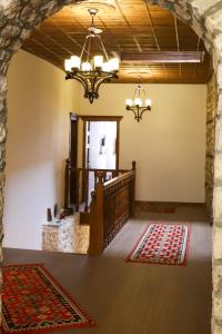 Pokój ze schodami i żyrandolem w obiekcie Koroni Boutique Hotel w mieście Berat