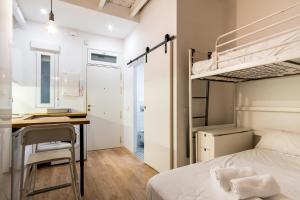 a bedroom with a desk and bunk beds at Cozy studio - 1Bathroom - Chamberí in Madrid