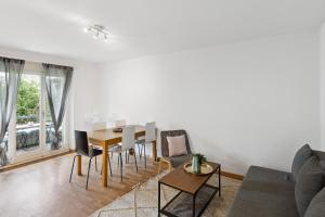 uma sala de estar com uma mesa e um sofá em Zurich Urban Charm: Your comfy stay close to the City em Zürich