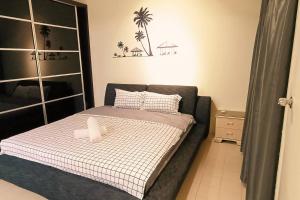 Dormitorio pequeño con cama con manta a cuadros en 1399 Kulai 12pax 5BR double StoryHouse Near JPO, Airport, AEON en Kulai