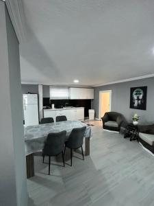 uma cozinha e sala de estar com mesa e cadeiras em Nice Apartment em Marmaris