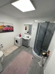 uma casa de banho com um chuveiro e uma máquina de lavar roupa em Nice Apartment em Marmaris