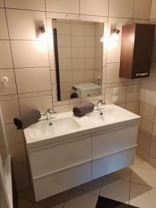 y baño con lavabo blanco y espejo. en Apartament u Oli i Laury, en Cracovia