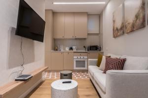 una pequeña sala de estar con sofá y TV en Estudio vanguardista- 1B- Chamberí, en Madrid
