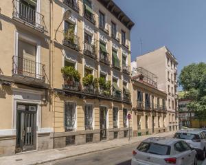 un edificio con balcones y coches aparcados en una calle en Estudio vanguardista- 1B- Chamberí, en Madrid