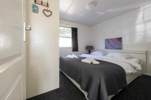 a bedroom with two beds with towels on them at 16, Geniet van de rust, natuur & gratis parkeren! in Oisterwijk