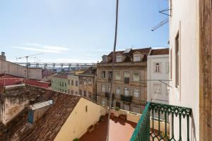 een balkon met uitzicht op een stad met gebouwen bij 4BR Lisbon Apartment - Central Location in Lissabon