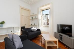 un soggiorno con divano e TV di 4BR Lisbon Apartment - Central Location a Lisbona