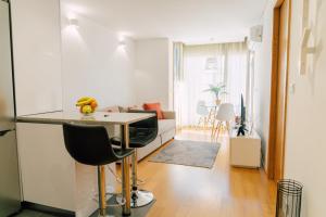 Ce petit appartement comprend une cuisine et un salon. dans l'établissement Oporto Yellow Apartments, à Porto