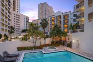 una piscina en medio de un edificio en Courtyard Miami Dadeland, en Miami