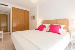 Een bed of bedden in een kamer bij Beach Paradise Flat in Denia Centre w/ Large Pool