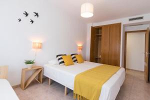 Een bed of bedden in een kamer bij Beach Paradise Flat in Denia Centre w/ Large Pool
