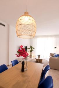Een zitgedeelte bij Beach Paradise Flat in Denia Centre w/ Large Pool