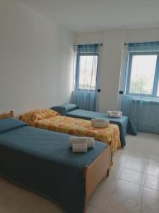 a bedroom with two beds and a couch at Pirandello45 - zona universitaria in Campobasso