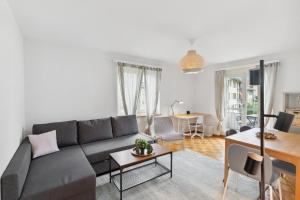 - un salon avec un canapé et une table dans l'établissement Affordable Comfort in Zurich, à Zurich