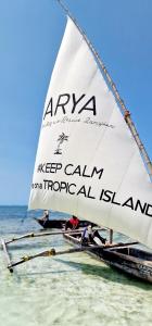 żaglówka w oceanie na wodzie w obiekcie ARYA Boutique Resort w mieście Kiwengwa